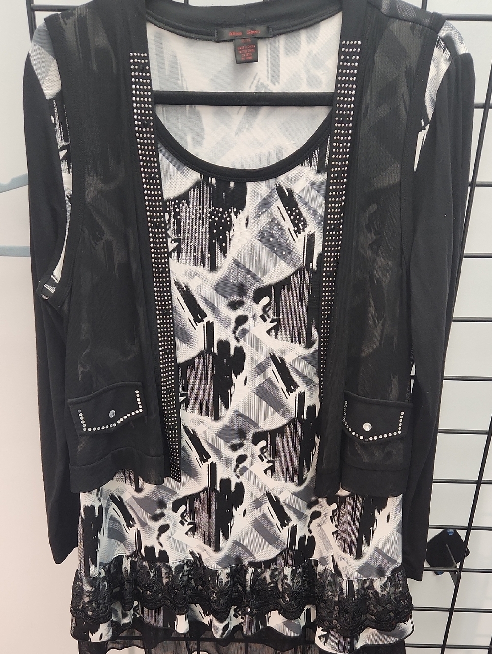 Alison Sheri Designed in Canada Black & White Layered Tunic Top(C1)